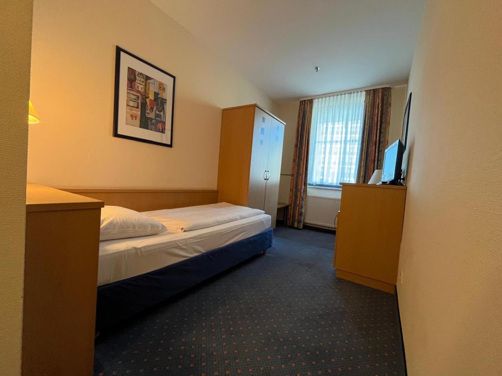 Yors Hotel 3*